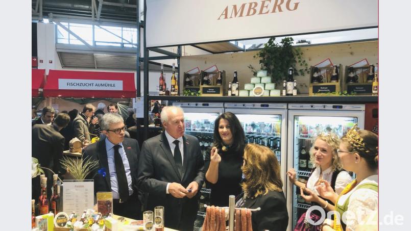 Dieter Dohr, Franz Xaver Peteranderl, Ministerin Michaela Kaniber, Emma Adamczyk, Bierkönigin Johanna Seiler und Honigprinzessin Doris Grünbauer (von links) probieren Amberger Köstlichkeiten. Bild: Simon Ströhl/Stadt Amberg