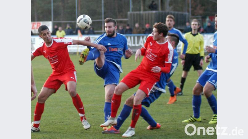Der Etzenrichter Johannes Pötzl (Zweiter von links) ist derzeit ein ständiger Unruheherd für die gegnerischen Abwehrreihen. Bild: otr