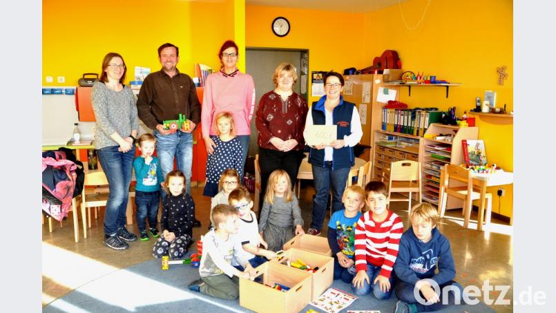 Gerald Kiener, Vorsitzender des Elternbeirates im KIndergarten, (Zweiter von links) überreicht mit Maria Gieler-Eckl (links), Monika Klinger und Corinna Schönberger (Dritte und Vierte von links) Leiterin Manuela Hinkel (rechts) eine Spende von 600 Euro. Bild: es