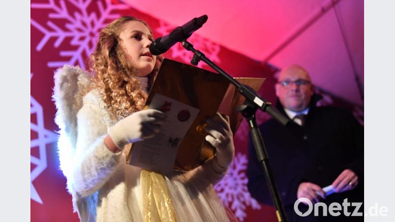 Christkind Elaina und Oberbürgermeister Oliver Weigel heißen die zahlreichen Besucher des &quot;Adventszaubers&quot; im Stadtpark willkommen. Bild: Florian Miedl