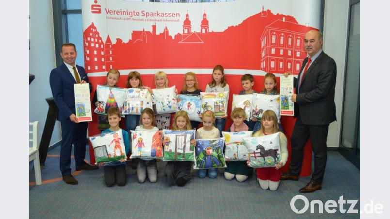 Ein Kissen mit dem jeweiligen Siegermotiv bekamen die dreizehn Kinder von Josef Pflaum (rechts) und Gerhard Hösl (links) Bild: fz