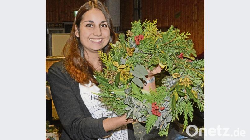 Nein, dieses Jahr kauft sich NT-Reporterin Lucia Seebauer keinen Adventskranz. Sie macht ihn selbst. Das fertige Produkt kann sich sehen lassen. Ein bunter Kranz aus vielen verschiedenen Zweigen. Eine Efeuranke sorgt für Stabilität. Bild: Gabi Schönberger