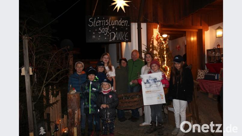 Das Bild zeigt in der Mitte die beiden Veranstalter Inge und Stephan Steinbacher, umrahmt von den beiden Engeln und Kindern. Bild: exb