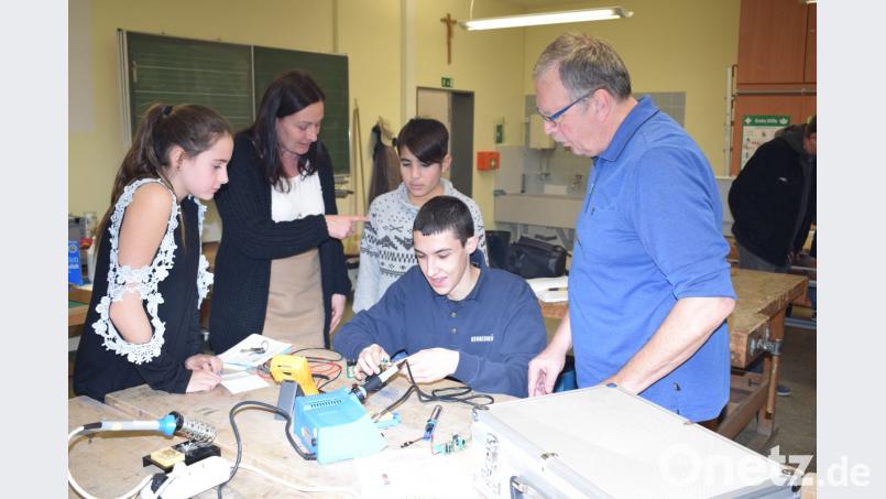 Mit Begeisterung waren die Schüler bei der Sache. Schulleiterin Silke Schmid und Ausbilder Norbert Wagner leisteten Hilfestellung. Bild: bnr