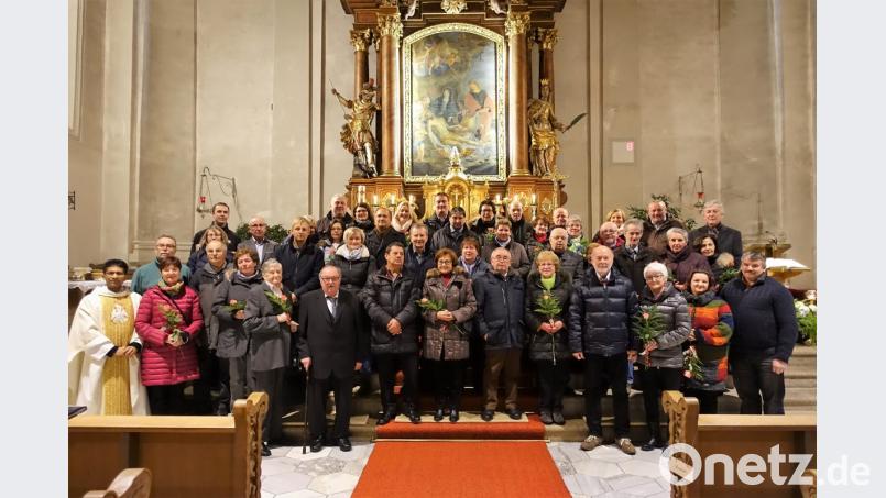 Die Ehejubilare mit Pfarrer Joseph. Bild: exb