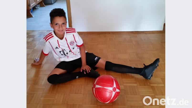Dieses Bild ging per Whatsapp nach Aleppo. Es zeigt Ebrahim an seinem 10. Geburtstag, den er in Altenstadt feierte. Geschenk war ein Fußballdress. Es war der dritte Geburtstag ohne Eltern. Ihm war die Flucht gelungen, ihnen nicht. Bild: ca