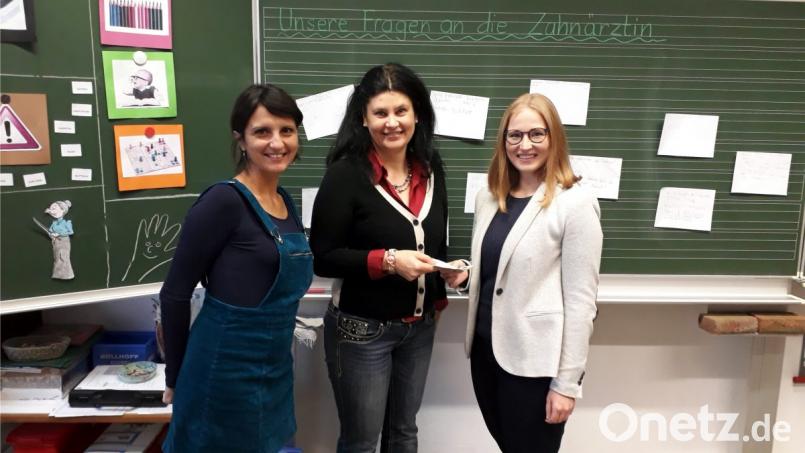 Spendenübergabe: Evi Kern, Inge Dick, Zahnärztin Katharina Pötzl. Bild: exb