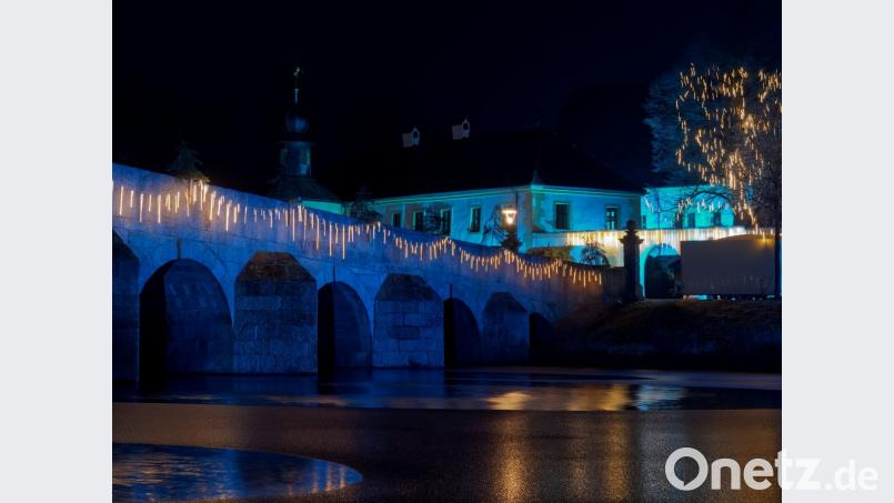 Der Fischhofpark in Tirschenreuth erleuchtet zum Weihnachtsmarkt 2018 in Eisblau. Bild: tr