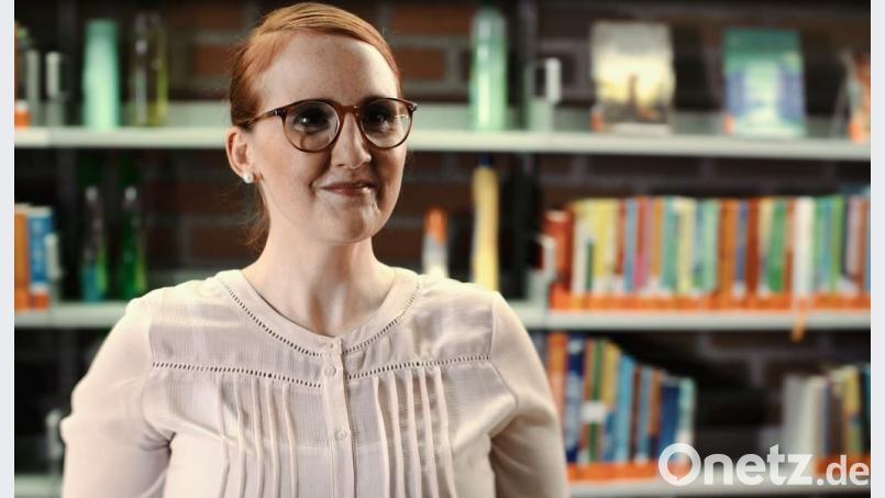 Als Schauspielerin mimt Christina Baumer in "Frau Schuller" eine Bibliothekarin. Der Kurzfilm ist ihre erste eigene Produktion. Bild: exb