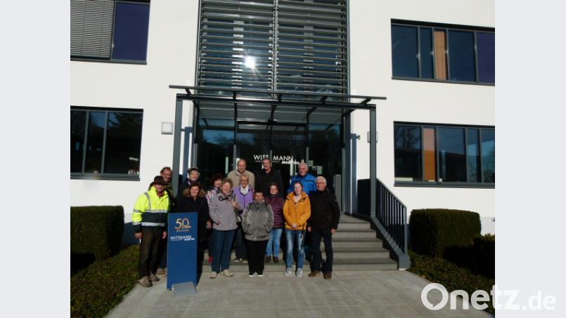 Die Mitglieder der Kolpingfamilie Nabburg überzeugten sich bei einem Besuch der Firma in Geisenhausen und durch einen Vortrag des Geschäftsführers Karl Wittmann mit einer anschließenden Betriebsführung von der Seriosität des Betriebs. Bild: exb