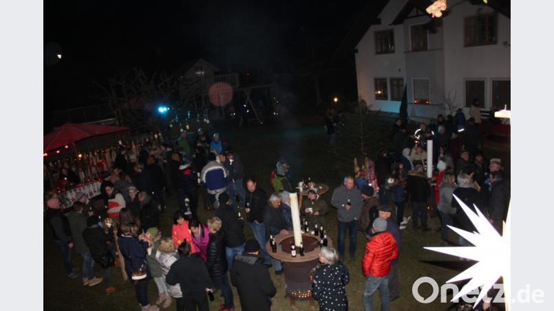Im idyllischen Garten der Familie Hierl war wieder eine kleine Budenstadt mit einem Handwerker-Markt aufgebaut. Bild: exb