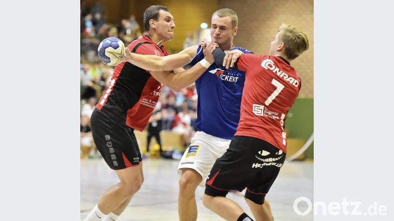 Kräftig zupacken, lautet die Devise für die Sulzbacher Handballer, hier mit Martin Kobylan (links) und Jakob Stiegler (rechts). Bild: Ziegler