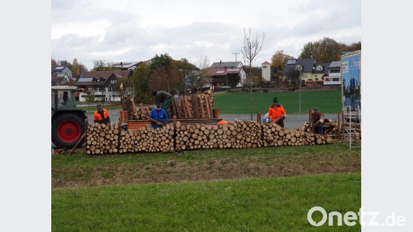 Mit vereinten Kräften schlichten die Kastler Böllerschützen das Brennholz, das es beim Frühschoppen zu gewinnen gibt auf. Derzeit arbeitet die Gruppe noch an den handgefertigten Preisen aus Holz für die Tombola. Bild: rwo