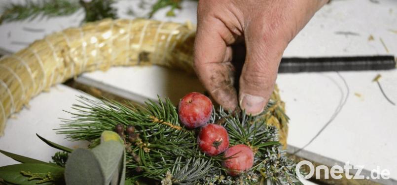 Für einen Adventskranz braucht man einen Rohling, zum Beispiel aus Stroh, und Bindedraht. Rote Beeren oder Salbeiblätter sprechen die Sinne an. Zweige von Thujen, Eiben oder Tanne werden dann an den Kreis gelegt und mit dem Bindedraht immer zwei mal fest gebunden. Bild: Gabi Schönberger