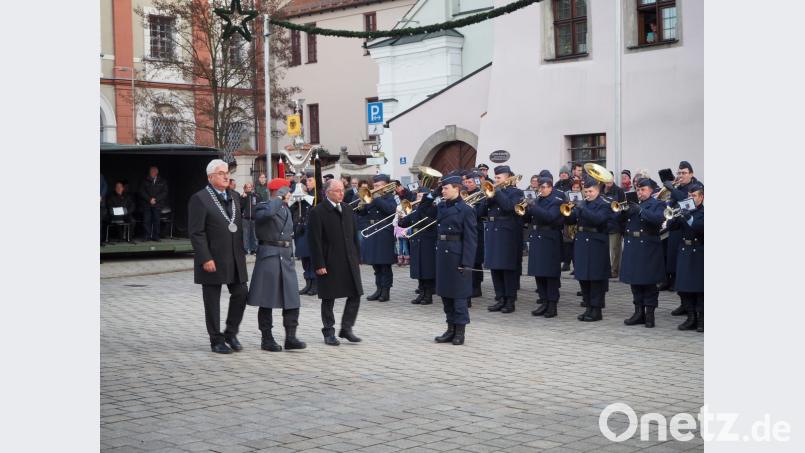 Die Soldaten des Logistikbataillon aus Kümmersbruck feiern auf dem Neustädter Stadtplatz ihr Gelöbnis. Bild: krb