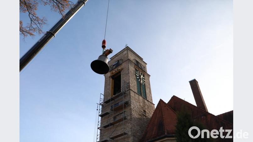 Mitarbeiter der Glockengießerei Bachert bringen die neuen Glocken sowie den Glockenstuhl in den Turm der Martin-Luther-Kirche ein. Bild: njn