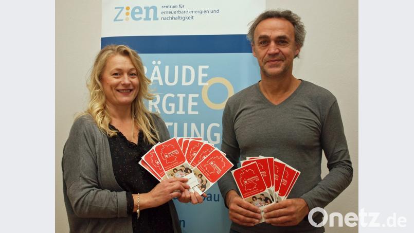Der Klimaschutzkoordinator des Landkreises, Joachim Scheid, und ZEN-Mitarbeiterin Yvonne Busch mit den neuen Heizspiegel-Flyern. Bild: sön