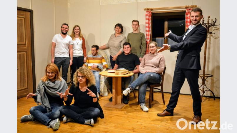 Schon bei den Proben des Theatervereins Ehenfeld herrscht ausgelassene Stimmung bei den Mitwirkenden um Regisseur Christian Gnan (rechts). Bild: fdl