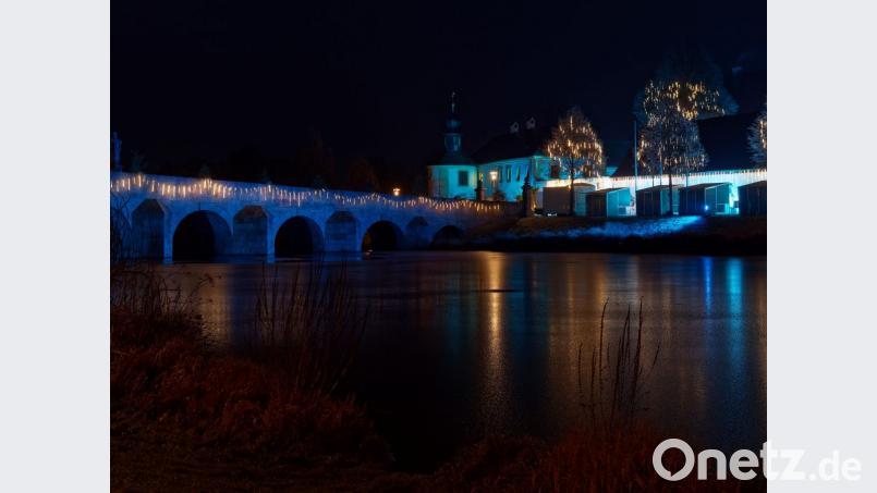 Der Fischhofpark in Tirschenreuth erleuchtet zum Weihnachtsmarkt 2018 in Eisblau. Bild: tr