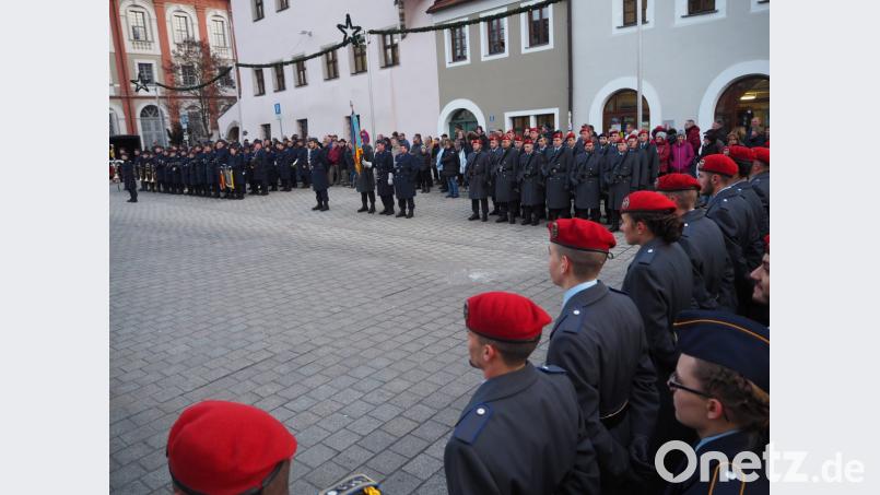 Die Soldaten des Logistikbataillon aus Kümmersbruck feiern auf dem Neustädter Stadtplatz ihr Gelöbnis. Bild: krb