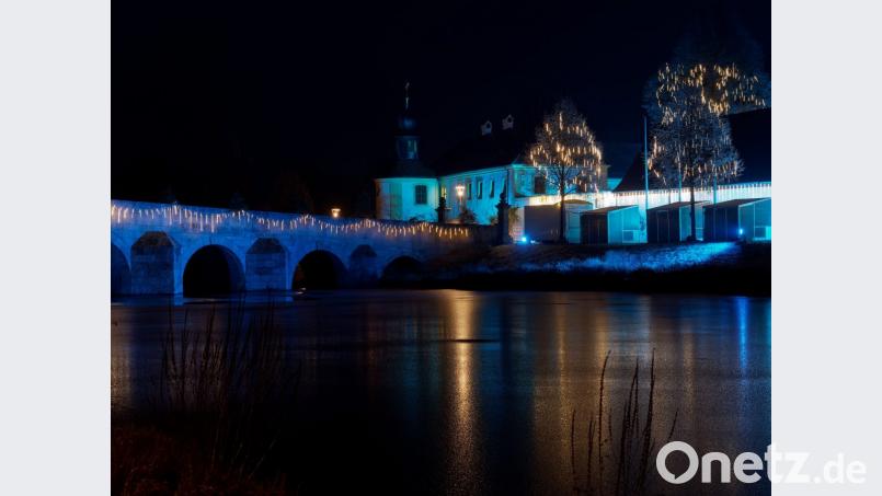 Der Fischhofpark in Tirschenreuth erleuchtet zum Weihnachtsmarkt 2018 in Eisblau. Bild: tr