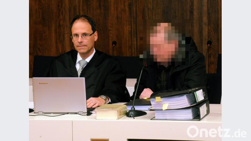 Anwalt Gunther Haberl mit dem verurteilten Mörder. Bild: gf