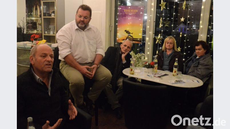 Interessierte und Betroffene diskutieren bei den Weidener Filmgesprächen mit Andreas Faltlhauser (zweiter von links) und Pfarrer Herbert Sörgel (Mitte) über Organspende. Bild: Kunz