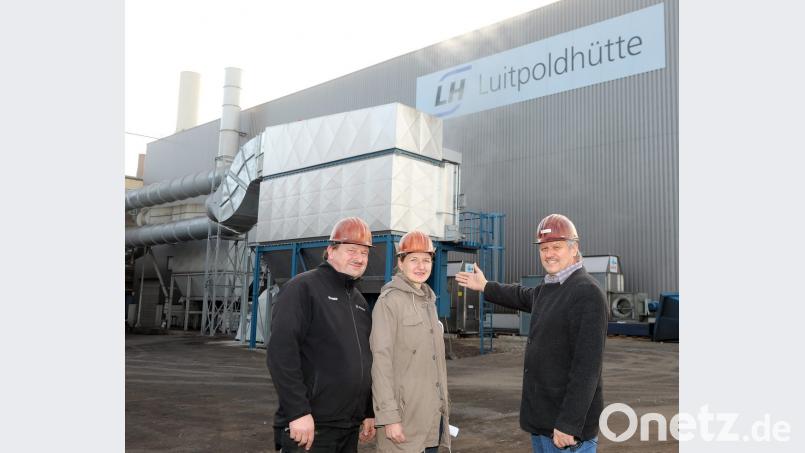Prokurist Franz Mertel (rechts) ist stolz auf die neue Filteranlage der LH, die rund 400 000 Euro kostete und sowohl bei Lärmschutz und Entstaubung als auch in Sachen Brandgefahr deutliche Verbesserungen bringe. Von links: Interims-Produktionsleiter Bernhard Ilgner und Umweltingenieurin Nicole Rückerl. Bild: Wolfgang Steinbacher