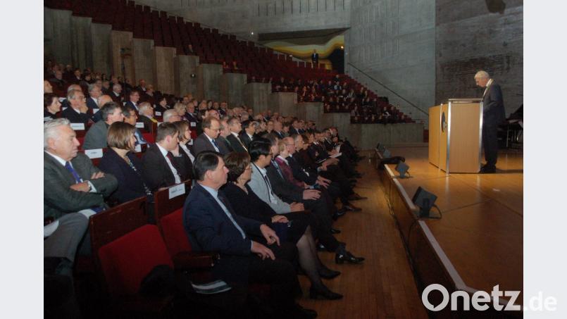 Uni-Präsident Udo Hebel hielt beim „Dies academicus“ im Audimax Rückschau auf ein ereignisreiches Jahr. Bild: gib