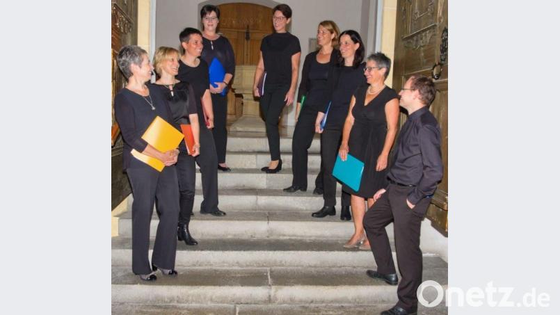 Die „CousinenTöne“, im Gruppenbild mit Organisten Jonathan Brell, geben am Sonntag ihr erstes Konzert in der Pfarrkirche.	Bild: exb Bild: exb