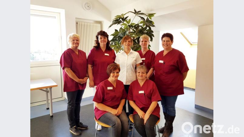 Das sind die neuen „guten Geister“ im St.-Anna-Krankenhaus: Hausdame Maria Radl (Mitte, in Weiß) sieht für die Gruppe eine stets wachsende Aufgabe, die Patienten zufriedenzustellen. Bild: ge