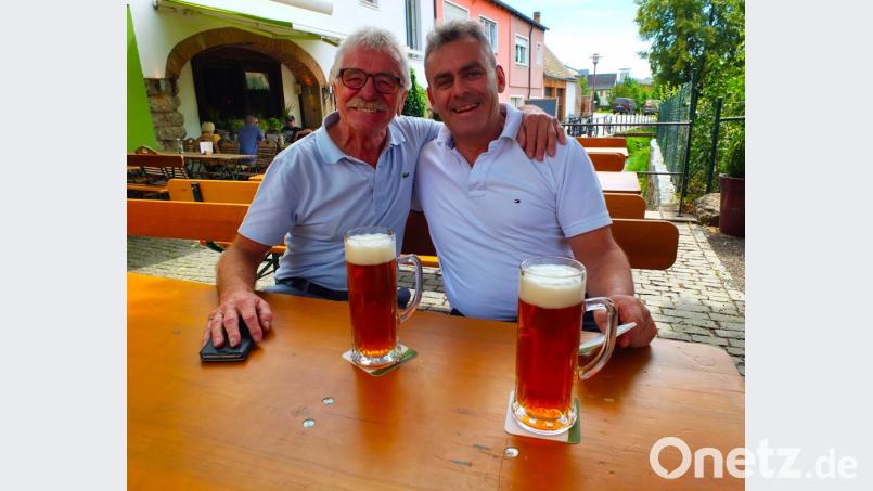 Nicht nur die Gäste aus aller Welt wissen den Zoigl zu schätzen. Immer wieder kehrt Ferdinand Schraml (links) bei Zoiglbrauer Georg Forster (rechts) ein. Bild: exb