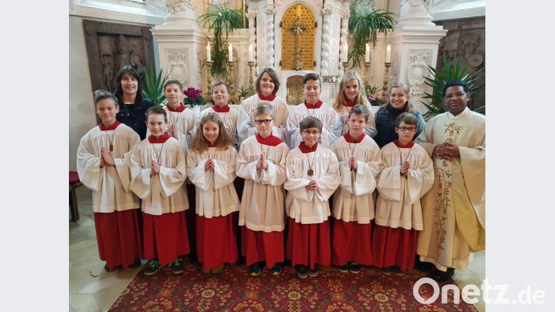 Zwölf Kinder wurden neu in die Schar der Ministranten der Pfarrei Pfreimd aufgenommen. Es freuen sich Pfarrer P. Georg Parampilthadathil (rechts) und die Gemeindereferentinnen Antonia Preßl (2. Reihe, 2. v. rechts) und Reinhilde Bodensteiner (2. Reihe, 1. v. links) Bild: hir