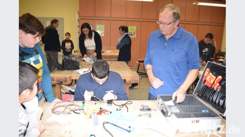 Das Projekt &quot;SET - Kinder entdecken Technik&quot; begeisterte die Schüler der Landgraf-Ulrich-Schule. Fünf Tutoren der Firma Gerresheimer - darunter Ausbilder Norbert Wagner (rechts) - unterstützten sie bei ihren Experimenten. Bild: bnr
