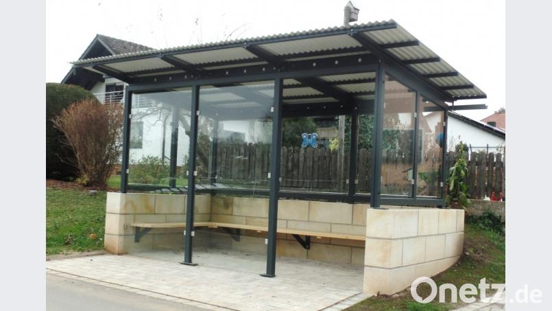 Nicht im Regen stehen lässt die Marktgemeinde die jüngsten Bürger in Sassenreuth und errichtete im Rahmen der Dorferneuerung ein neues Buswartehäuschen. Bild: Brendel, Hubert (BR)