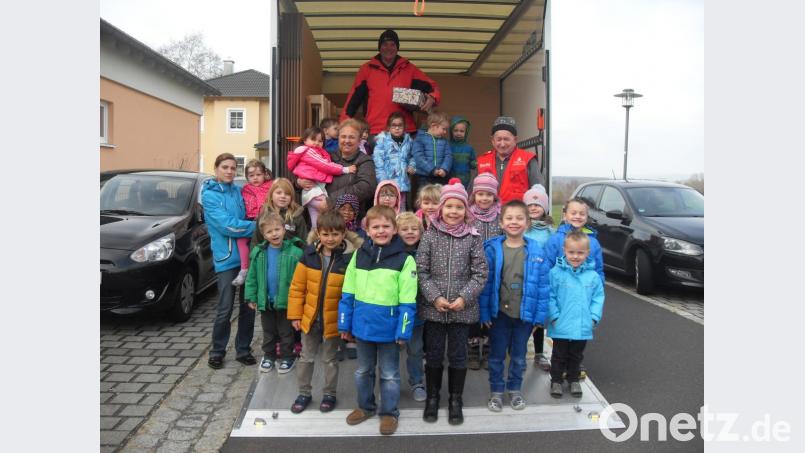 Gerne packen die Kleinen des Kinderhauses Pusteblume beim Beladen des Lkw mit an. Dieser bringt ihre „Geschenke mit Herz“ bis Weihnachten zu Kindern in Osteuropa. Bild: rpp
