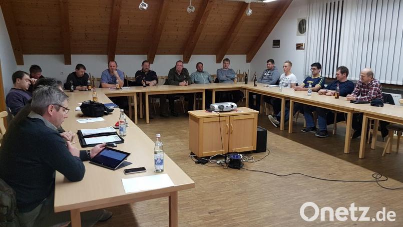 Die Kommandanten der Feuerwehren des Marktes Moosbach treffen sich zur Besprechung wichtiger Anschaffungen und Vorhaben im Feuerwehrhaus Moosbach. Bild: gi