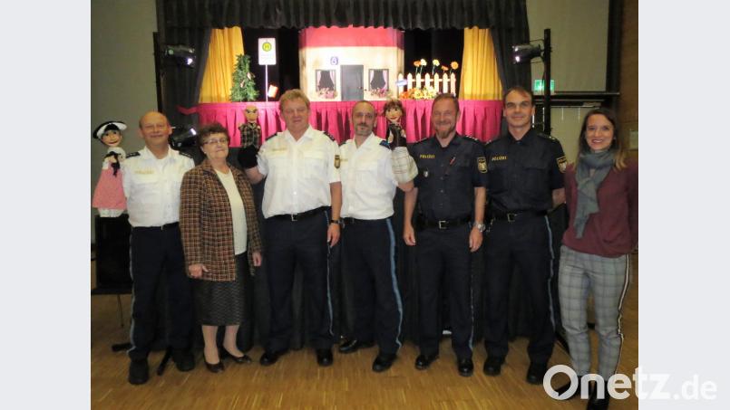 Die Polizeipuppenbühne machte Station in der Schwarzachtalhalle. Von links: Georg Hüttner (Puppenspieler), Hermine Falk (Seniorenbeirat), Helmut Fritsch und Thomas Nörl (Puppenspieler), Bernhard Hager (PI-Chef), Markus Schlegel (Verkehrserzieher) und Barbara Arendt (Polizeipräsidium). Bild: kei