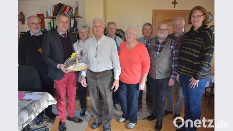 Groß war die Zahl der Gäste, die Fritz Gründl (Vierter von links) alles Gute zum 80. Geburtstag wünschten. Es gratulierten unter anderem (von links) Stadtpfarrer Anton Witt, Bürgermeister Roland Grillmeier, Elli Rüth, Horst Robl (Siedler), Ehefrau Hannelore, Manfred Heinrich, Josef Fennerl, Walter Siller und Schwiegertochter Karin. Bild: jr