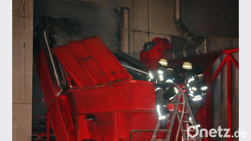 Der Brand in der Schredderanlage von Estato Umweltservice im Industriegebiet Am Brandweiher ist schnell unter Kontrolle. Bild: R. Kreuzer
