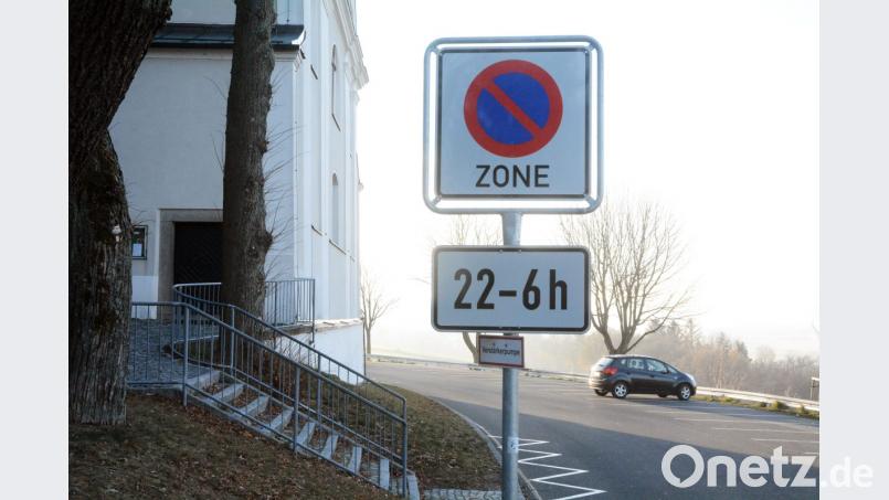 Das Schild auf dem Felixberg verbietet das Parken von 22 bis 6 Uhr. Doch wenige halten sich anscheinend daran. Bild: Gabi Schönberger