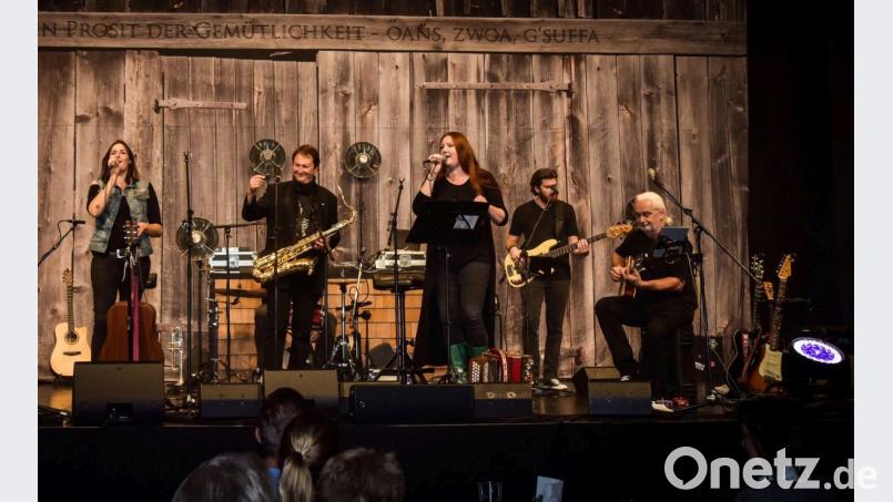 Eine enge musikalische Verbindung wird zu Hans Jürgen Buchner („Haindling“) gepflegt, mit dem das Trio auch auf der Bühne steht. Bild: exb