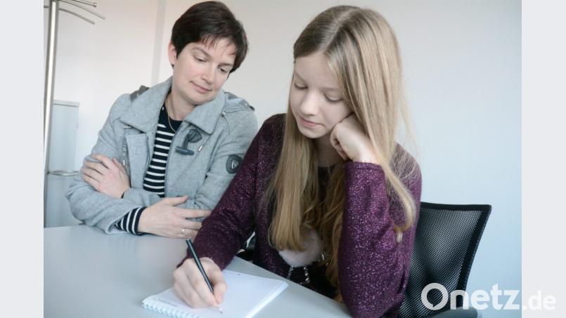 Mama Sybille Mehler staunt über die Gedichte ihrer Tochter Alina. Mit zwölf Jahren hat diese schon 73 Werke verfasst. Bild: Gabi Schönberger