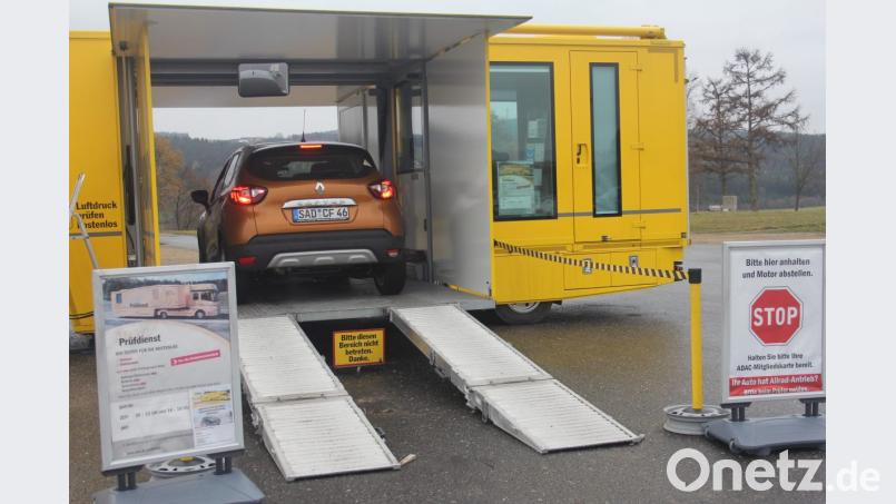 Die Überprüfung der Bremsen, der Stoßdämpfe, der Beleuchtung und der Reifen war für die ADAC- Mitglieder kostenfrei, Nichtmitglieder konnten sich eine dieser Überprüfungen aussuchen. Bild: frd