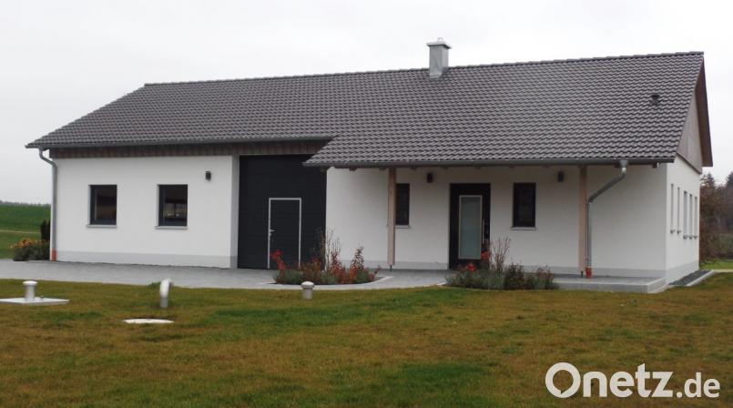 Als neuen Lebensmittelpunkt für die Altzirkendorf sah Bürgermeister Jürgen Kürzinger die errichtete Mehrzweckhalle, die im September eingeweiht und damit ihren Bestimmungen übergeben wurde. Bild: Brendel, Hubert (BR)