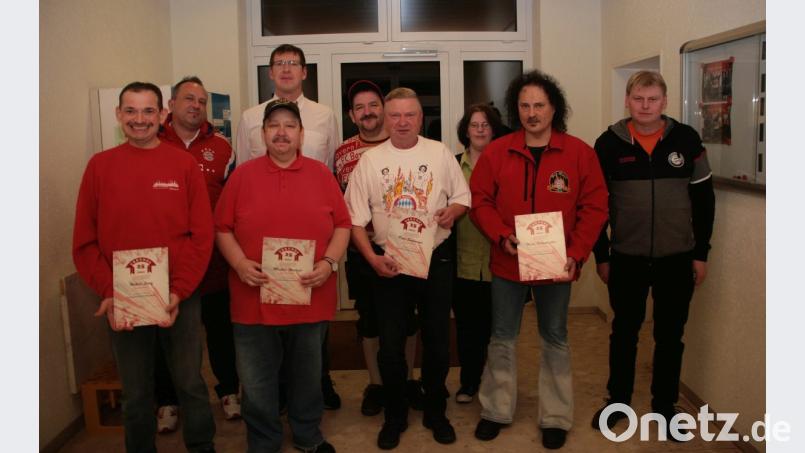 Mit Urkunden ehrt der Wiesauer Fanclub die Mitglieder, die den "Red Flames" seit 25 Jahren die Treue halten. Vorsitzender Markus Dürnhofer (rechts) und Marcus Fritsch vom Fanclub Wildenau (Zweiter von links) gratulieren den Jubilaren. Bild: wro