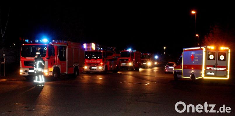 Die Feuerwehren Neunkirchen und Weiden rücken mit acht Fahrzeugen aus. Auch das BRK hält sich bereit, verletzt wird jedoch niemand. Bild: R. Kreuzer