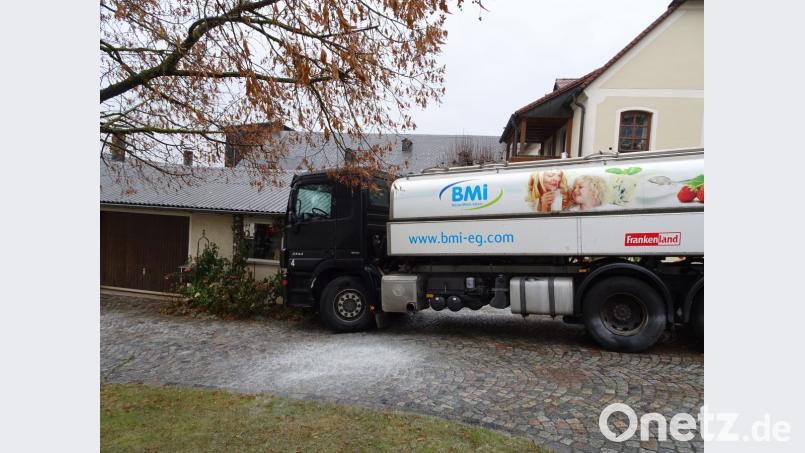 Der Milchlaster krachte gegen eine Garagenmauer in Dobrigau. Bild: rti