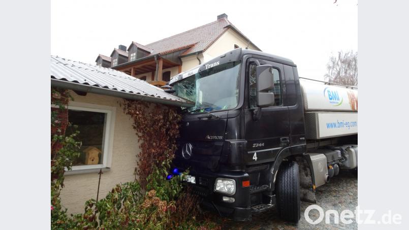 Der Milchlaster krachte gegen eine Garagenmauer in Dobrigau. Bild: rti