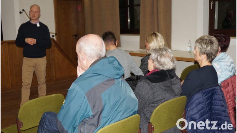 Heilpraktiker Oliver Günzler brachte im voll besetzten Pfarrheim den Zuhörern die Problematik „Zucker“ in kompetenter Weise nahe. Bild: weu